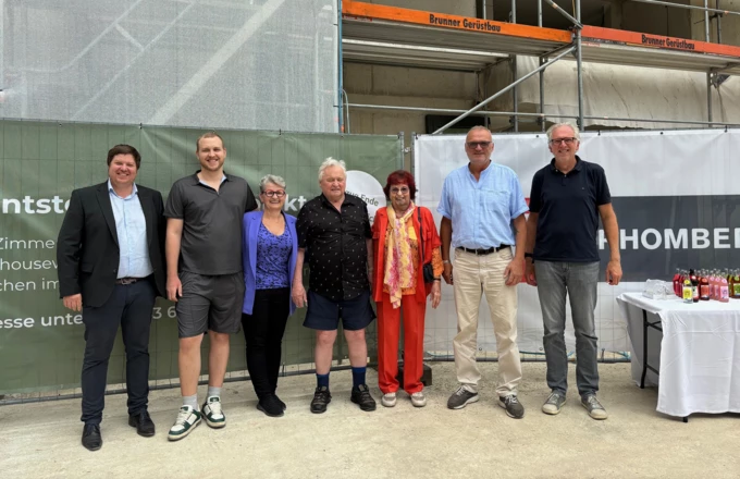 Feierten gemeinsam die Fertigstellung des Rohbaus (v. l. n. r.): Rhomberg Bau-Geschäftsführer Daniel Leitinger, Sohn Raphael und Bauherrin Pia Lengauer mit Pias Eltern Hermann und Hedwig Bischof sowie Donald Gebhardt von Gebhardt Immobilien und Architekt Reinhard Drexel. Bildnachweis: Rhomberg Bau Feierten gemeinsam die Fertigstellung des Rohbaus (v. l. n. r.): Rhomberg Bau-Geschäftsführer Daniel Leitinger, Sohn Raphael und Bauherrin Pia Lengauer mit Pias Eltern Hermann und Hedwig Bischof sowie Donald Gebhardt von Gebhardt Immobilien und Architekt Reinhard Drexel. Bildnachweis: Rhomberg Bau